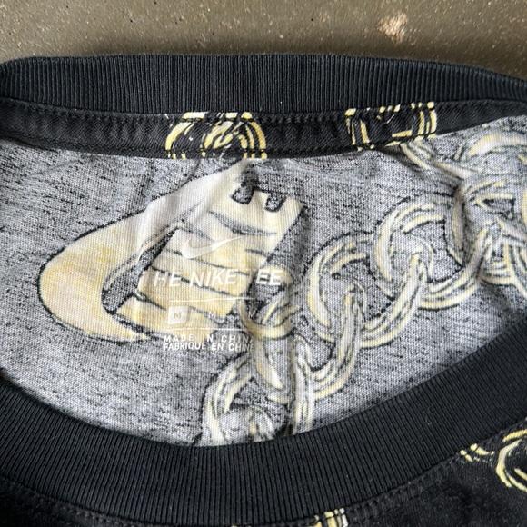 Nike - Women’s Logo Chain Crop Shirt - Picture 4 of 4